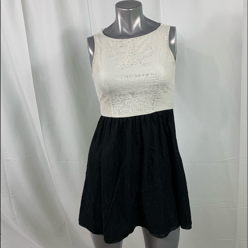 Women’s Mac & Jac Lace dress Fit and Flare Black and White Lined Size Small